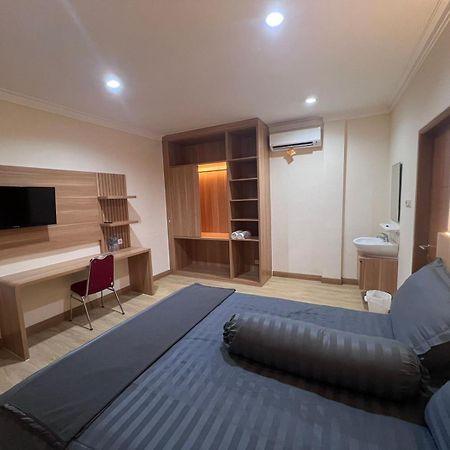 Wisma Delapan Mitra Reddoorz Jakarta Kültér fotó