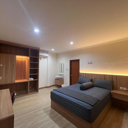 Wisma Delapan Mitra Reddoorz Jakarta Kültér fotó