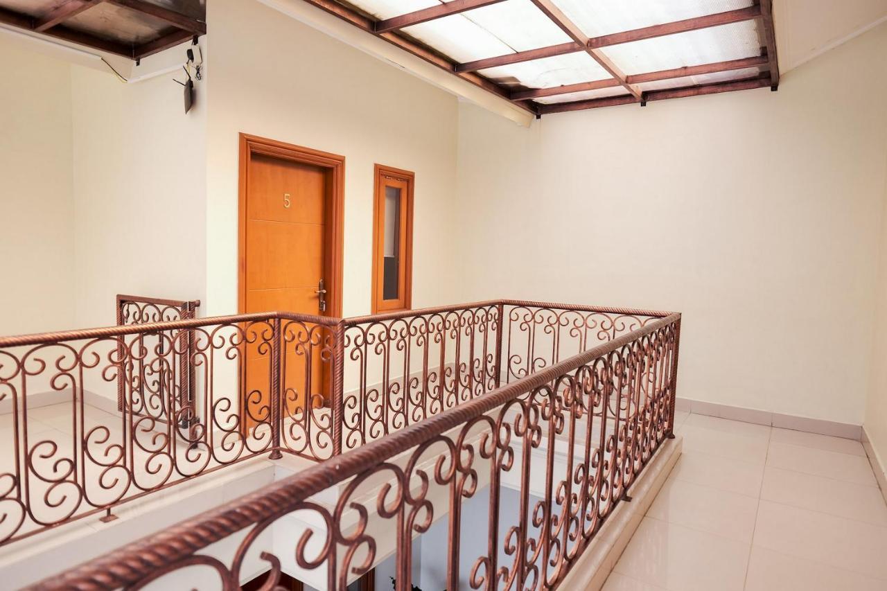 Wisma Delapan Mitra Reddoorz Jakarta Kültér fotó