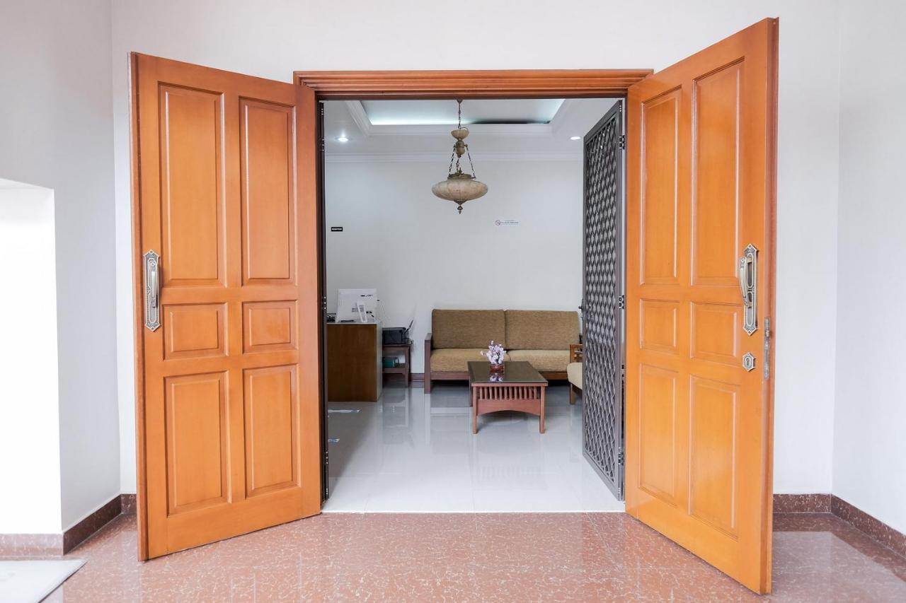 Wisma Delapan Mitra Reddoorz Jakarta Kültér fotó