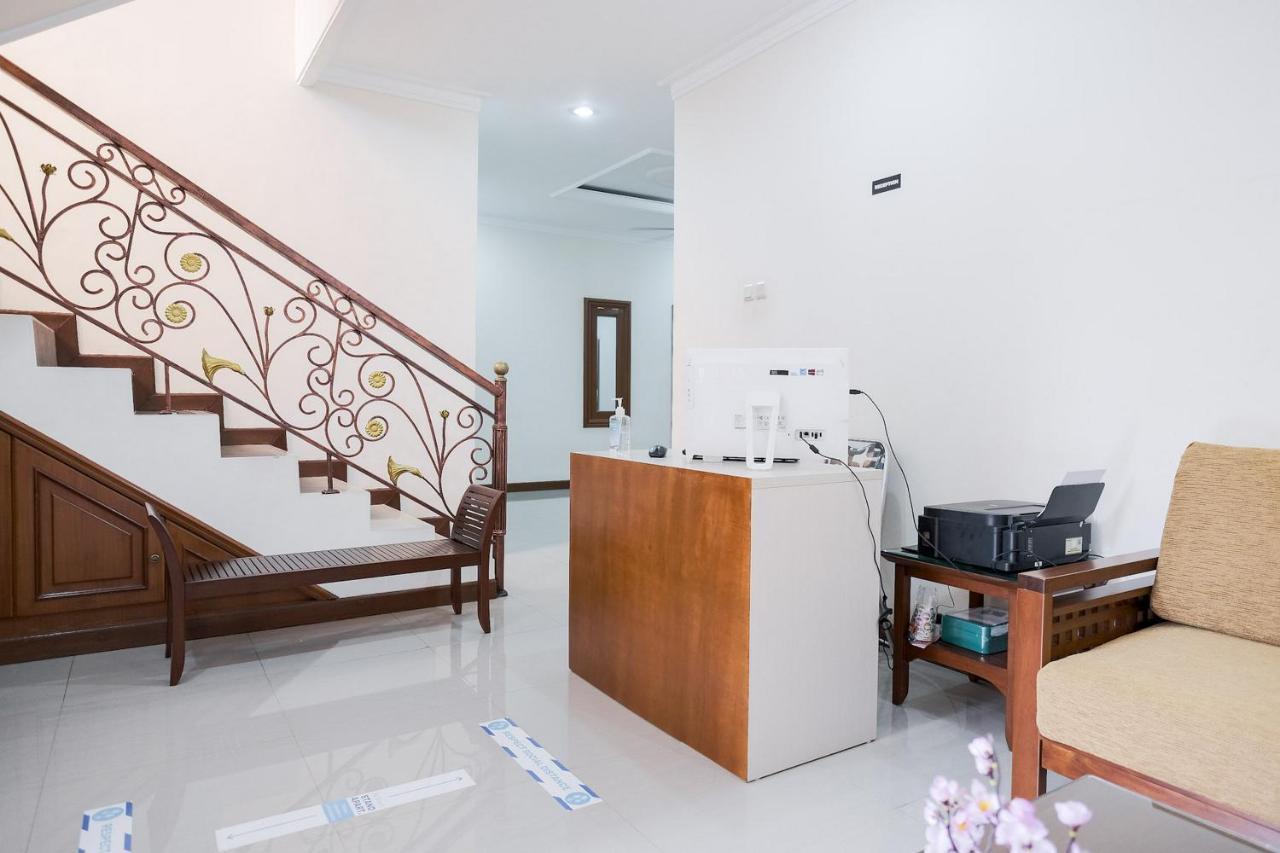 Wisma Delapan Mitra Reddoorz Jakarta Kültér fotó