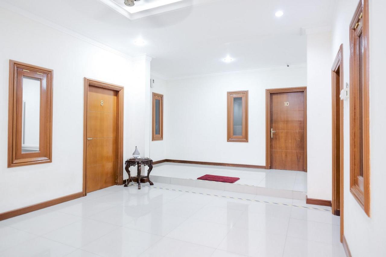 Wisma Delapan Mitra Reddoorz Jakarta Kültér fotó