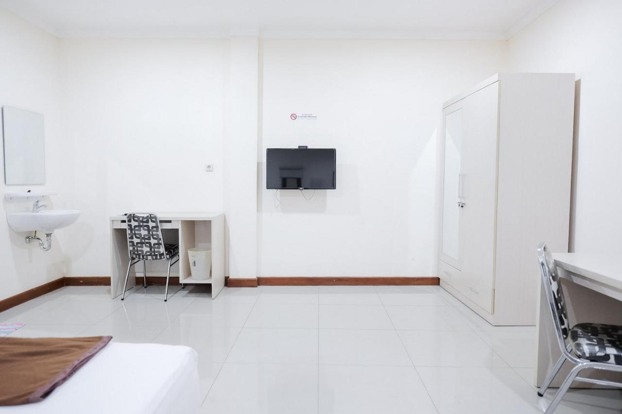 Wisma Delapan Mitra Reddoorz Jakarta Kültér fotó