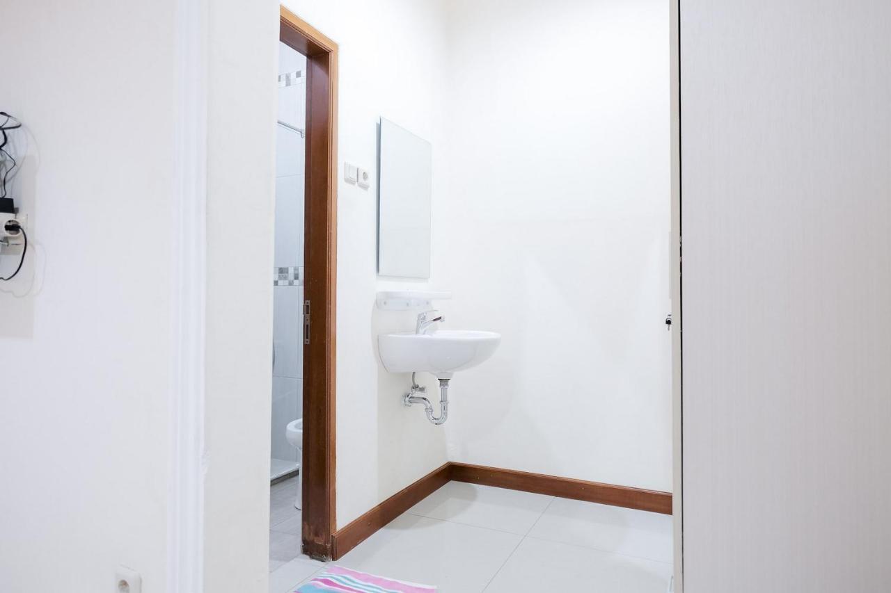 Wisma Delapan Mitra Reddoorz Jakarta Kültér fotó