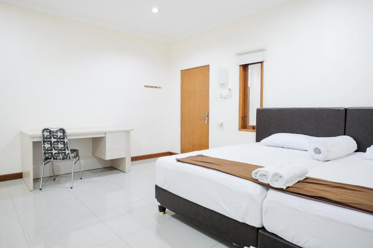 Wisma Delapan Mitra Reddoorz Jakarta Kültér fotó