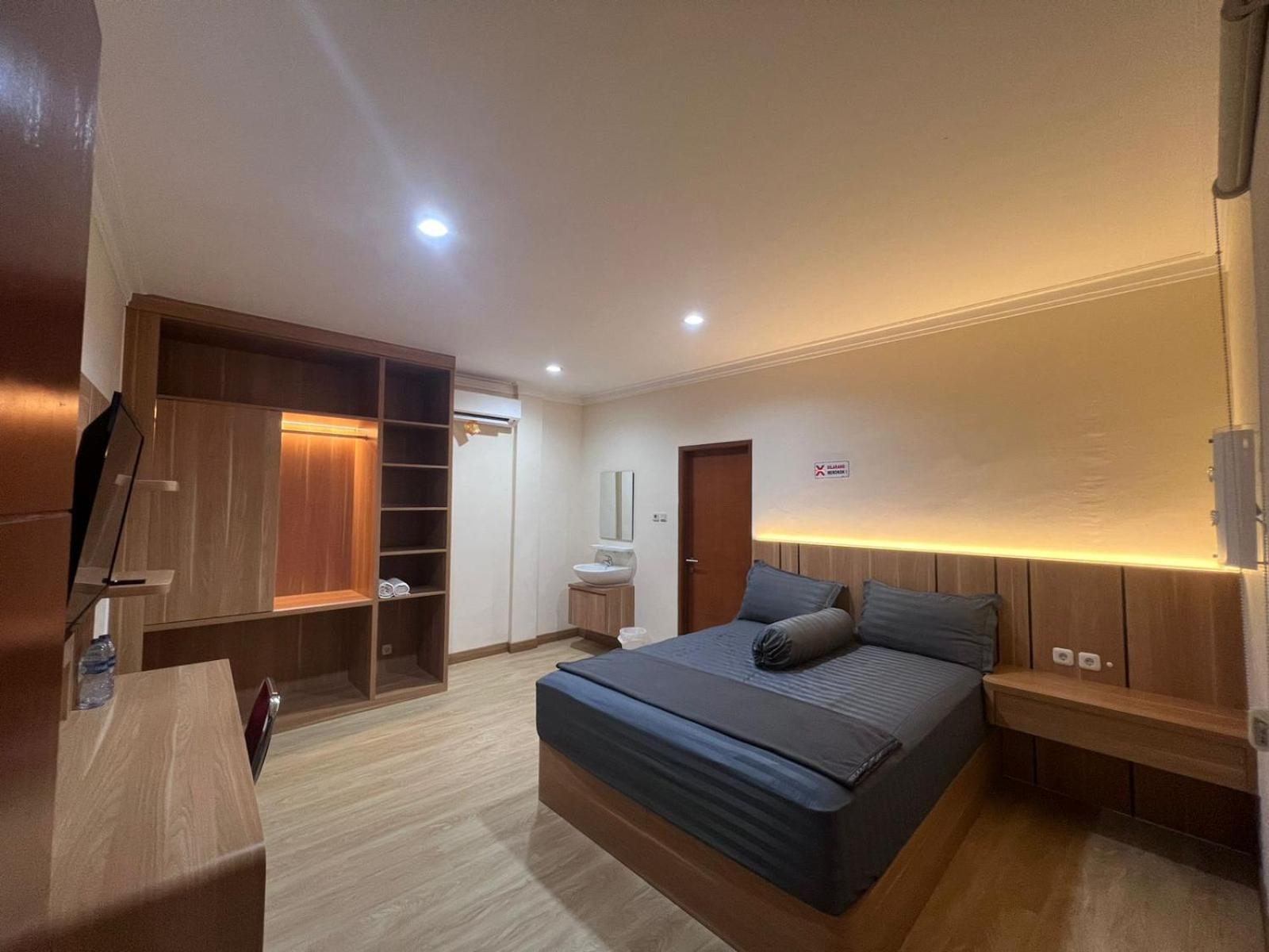 Wisma Delapan Mitra Reddoorz Jakarta Kültér fotó